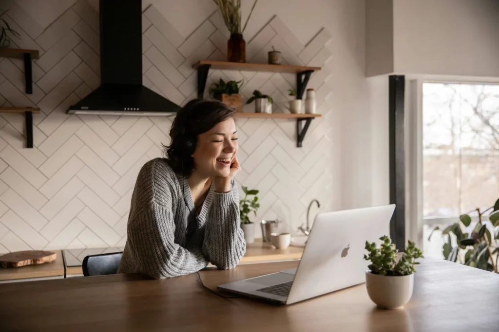 Une consultante échange à distance depuis son bureau